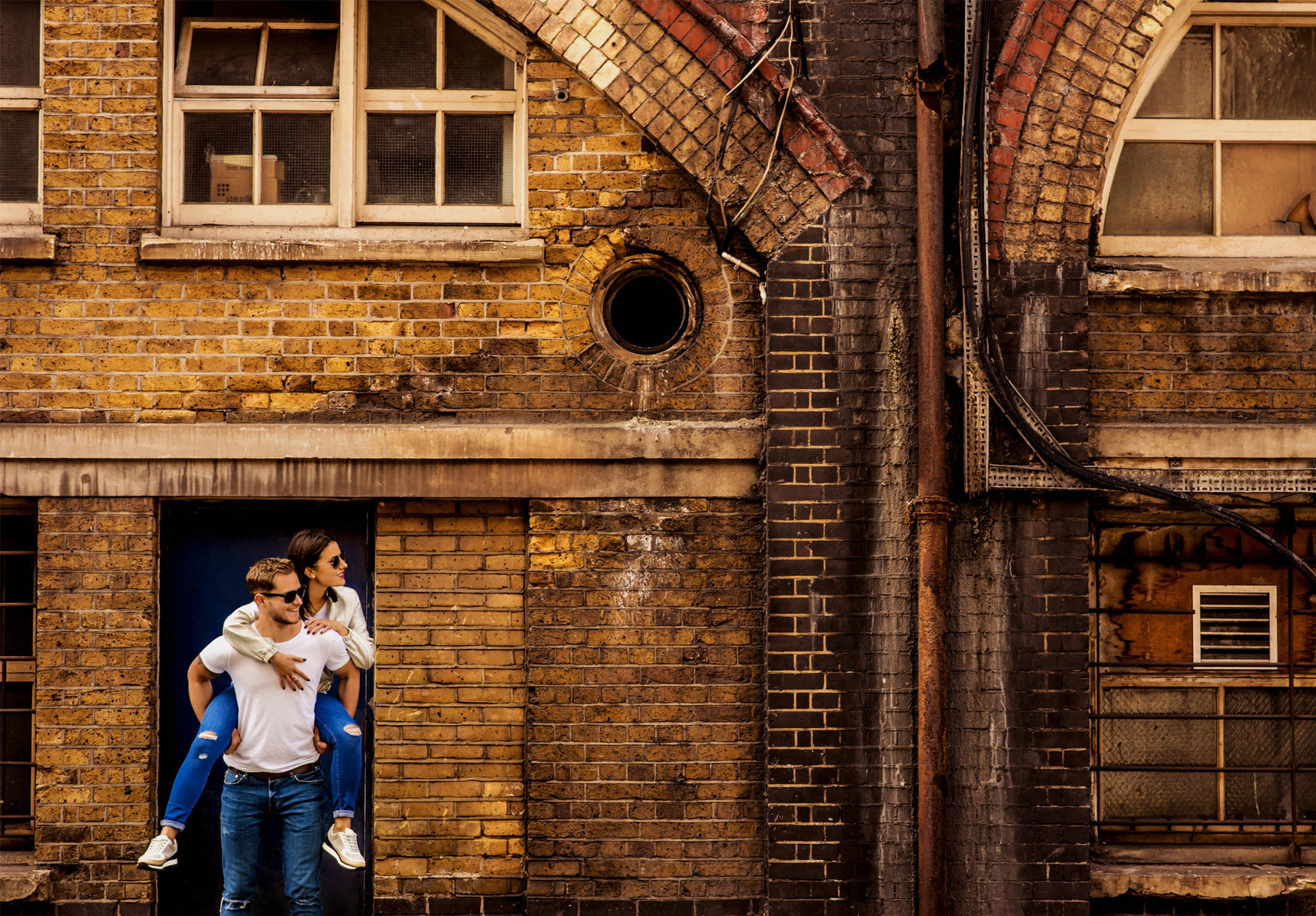 El novio cogiendo a la novia por unas calles abandonadas de Londres.