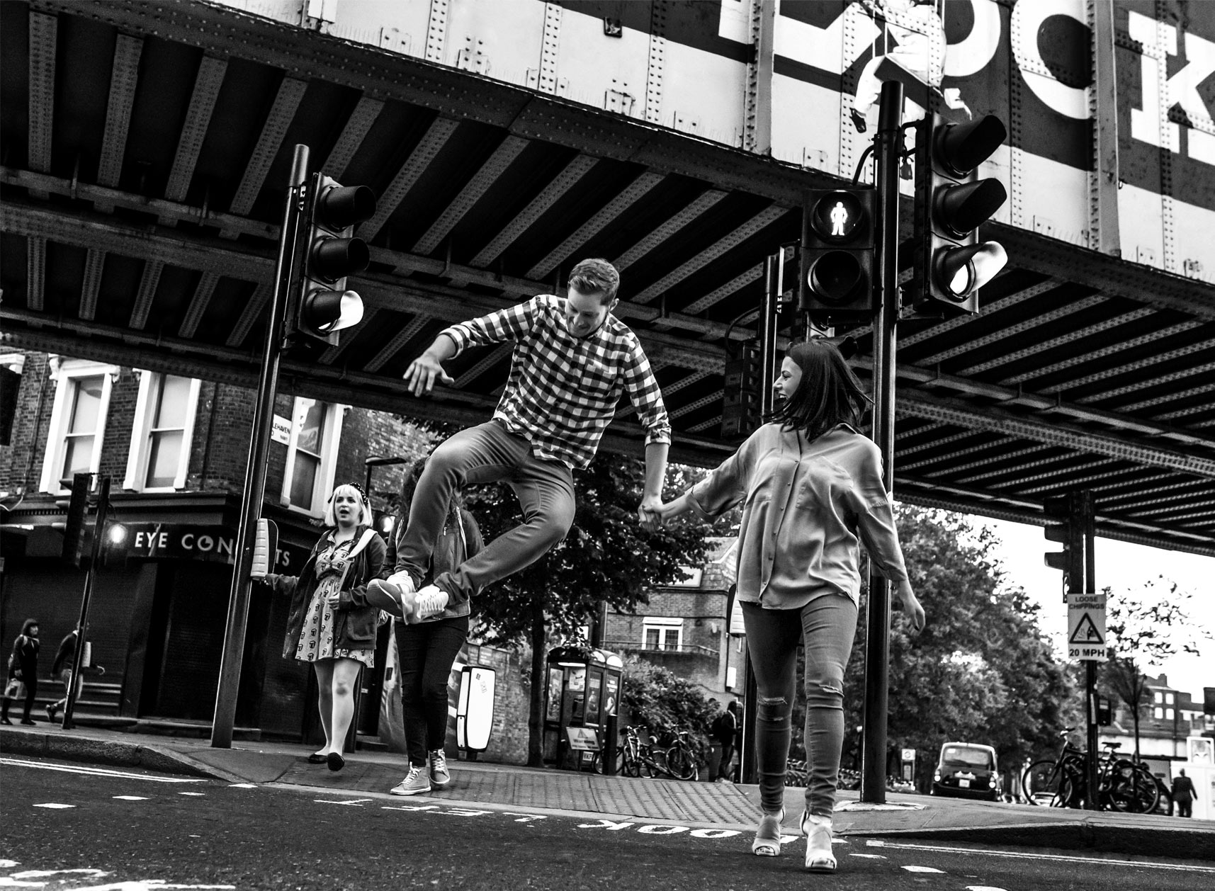 El novio saltando por las calles de Camden Town.