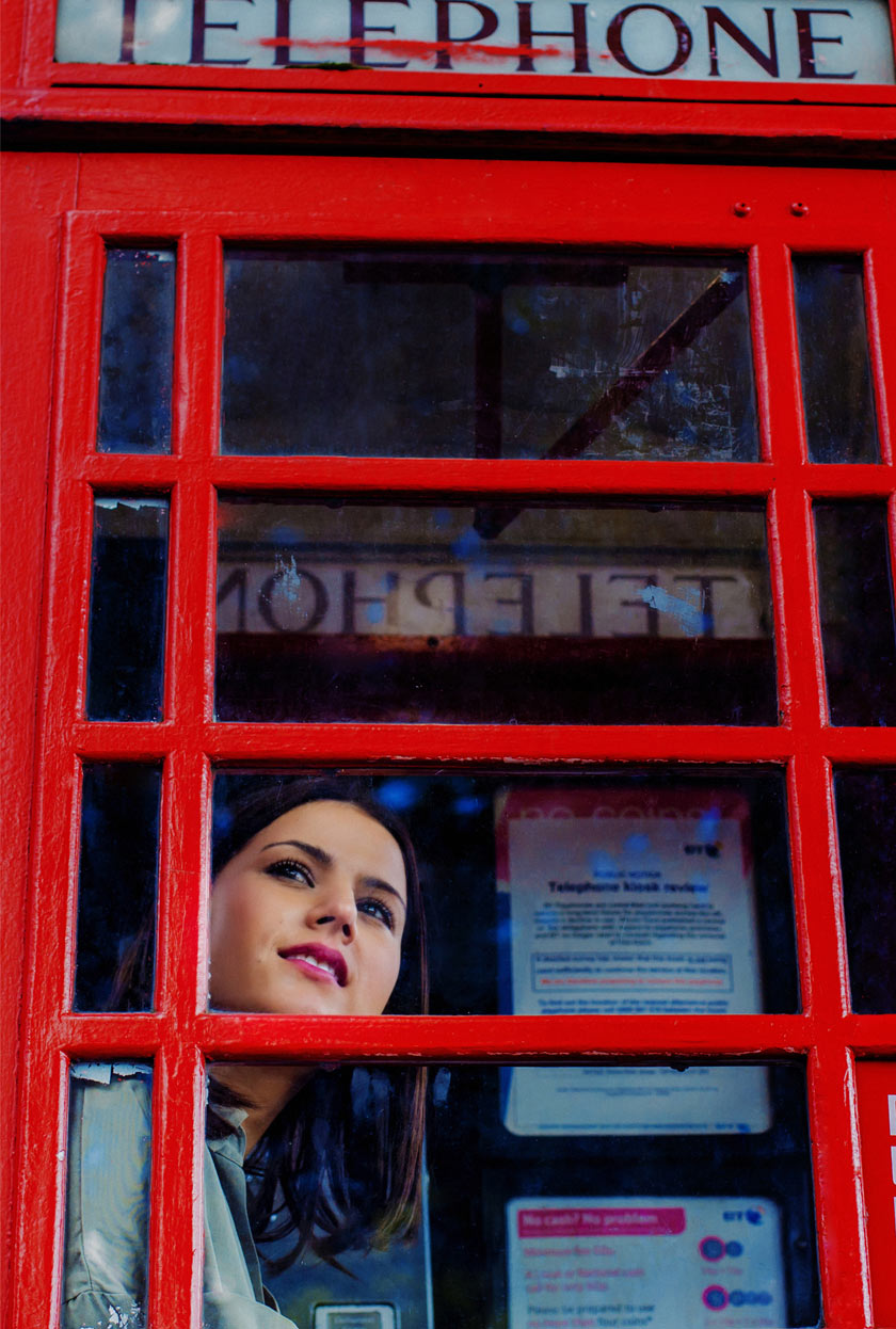 La novia disfrutando de lo que sucedía en aquella ciudad metida en una cabina de teléfono.