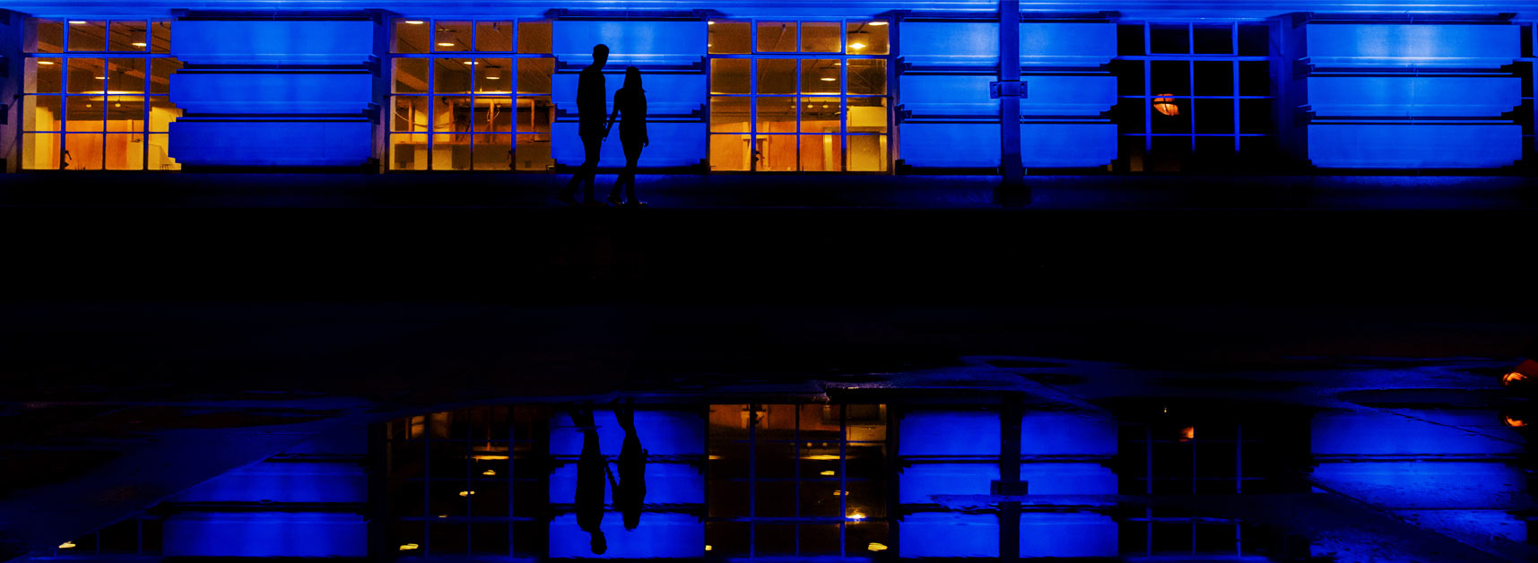Los novios paseando por la noche por delante de un emblemático edificio.