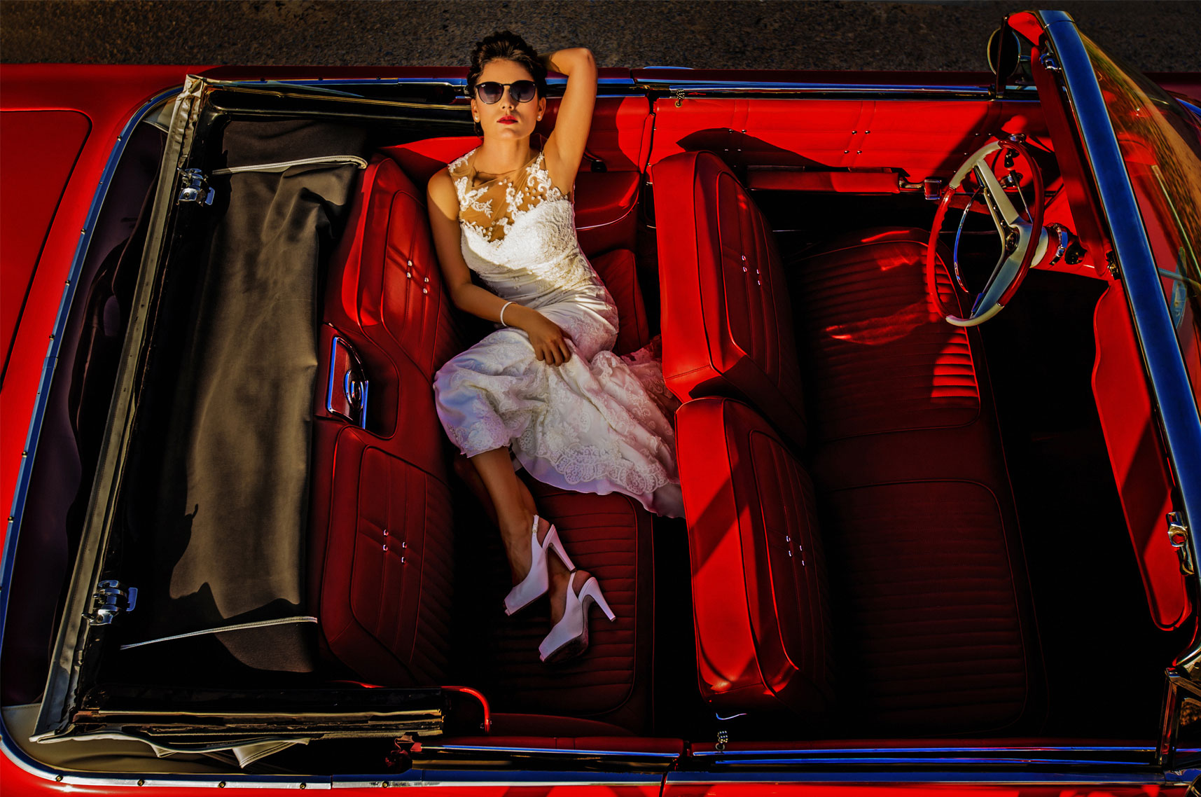 La novia subida en la parte de atrás del chevrolet Impala.