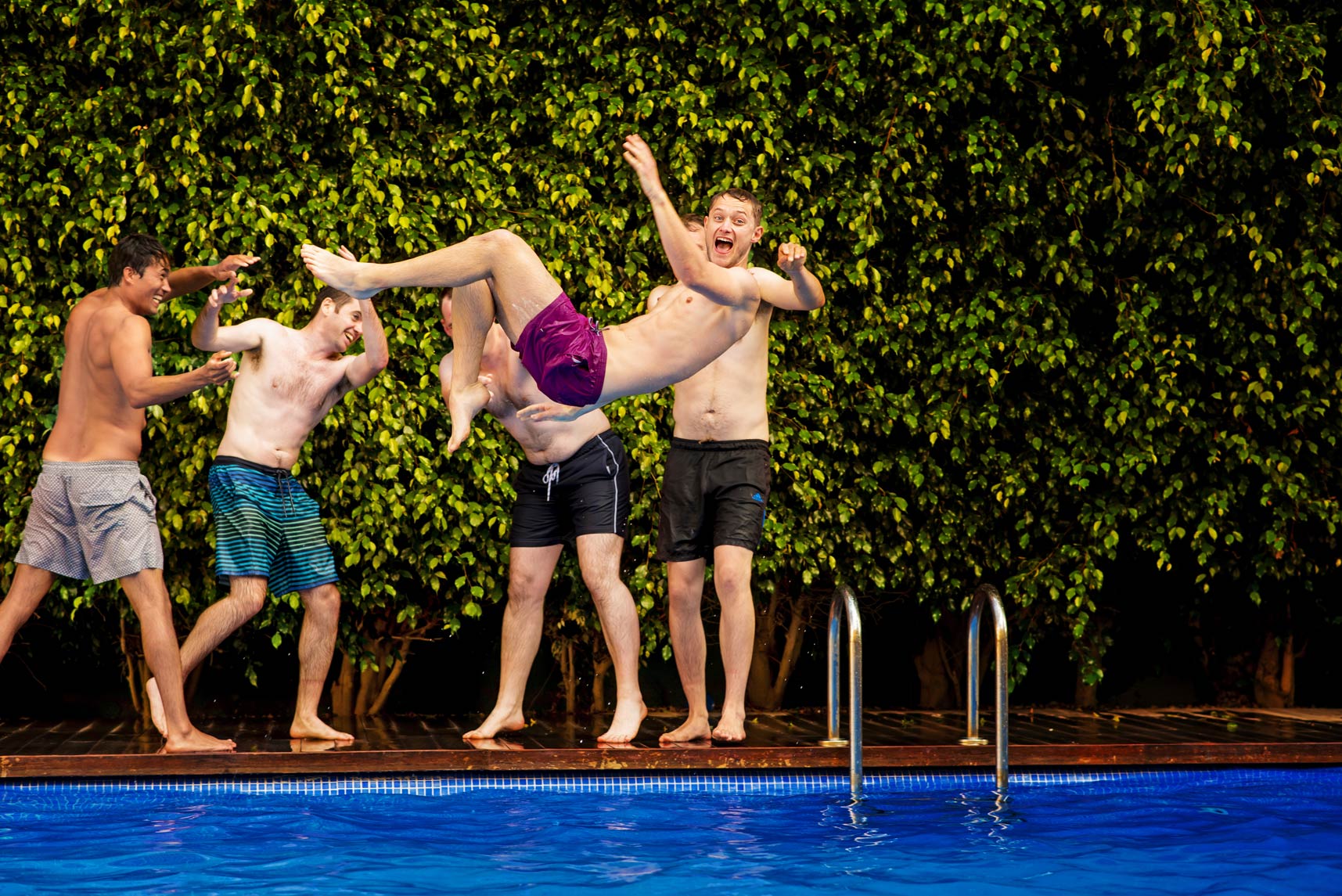 El novio con sus amigos divirtiendose en la piscina del Hotel.