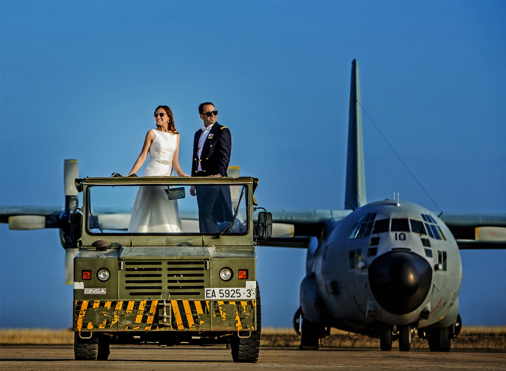 Un post-boda con un avión donde los novios tienen muchos recuerdos.