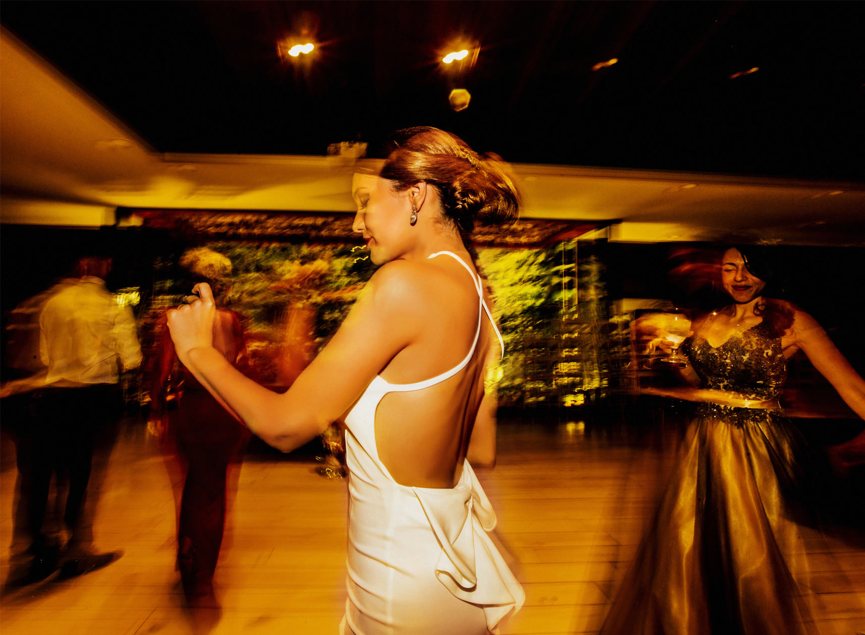 La novia bailando en la barra libre.
