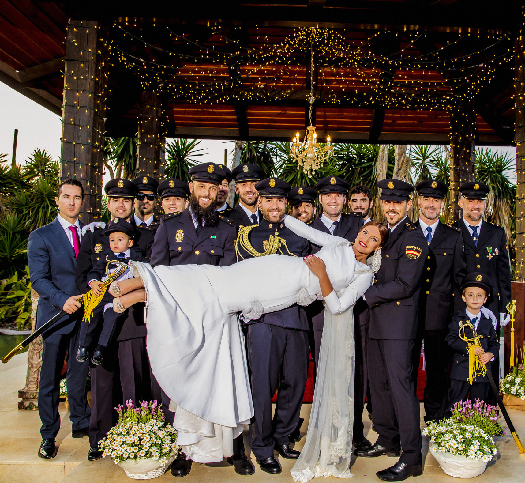 La novia con los amigos del novio todos vestidos con su uniforme de Policía Nacional.