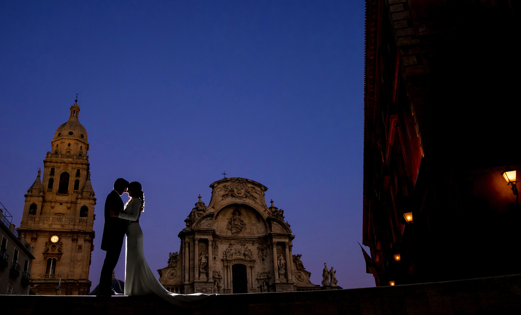 José & Sara a contraluz con la catedral de Murcía de fondo.
