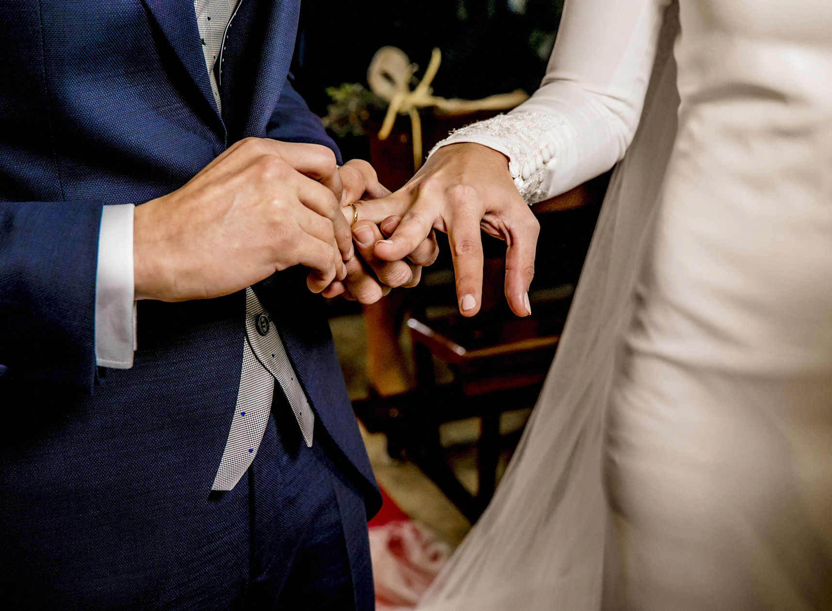 El mejor momento de la boda en el que los novios confirman su amor poniéndose los anillos.