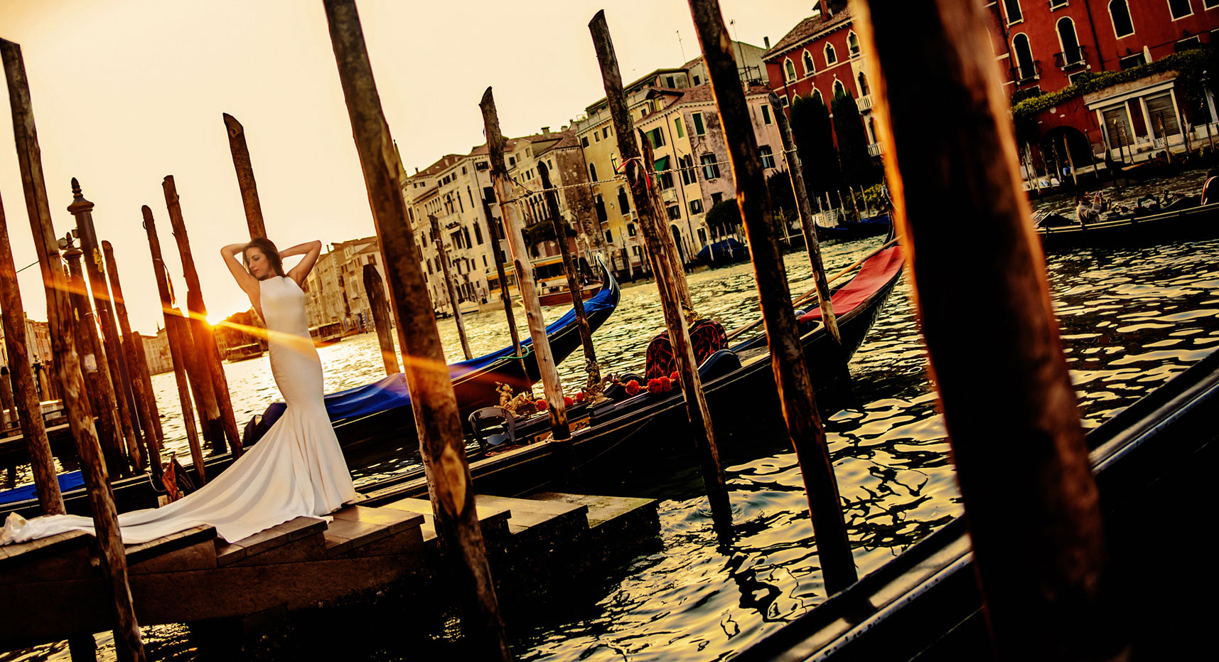 Fotógrafo de boda en Murcía, paseo en góndola en puente Rialto al atardecer por Venecia.