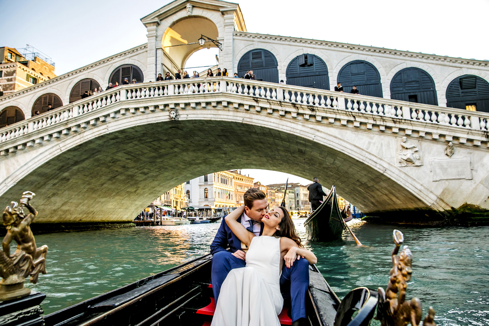 Boda de Ginés López fotógrafo de boda en Murcía, paseo en góndola en puente Rialto por Venecia.