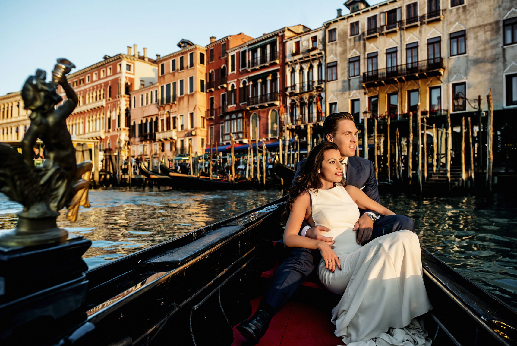 Post boda por Ginés López fotógrafos de boda en Murcía, paseo en góndola por Venecia.