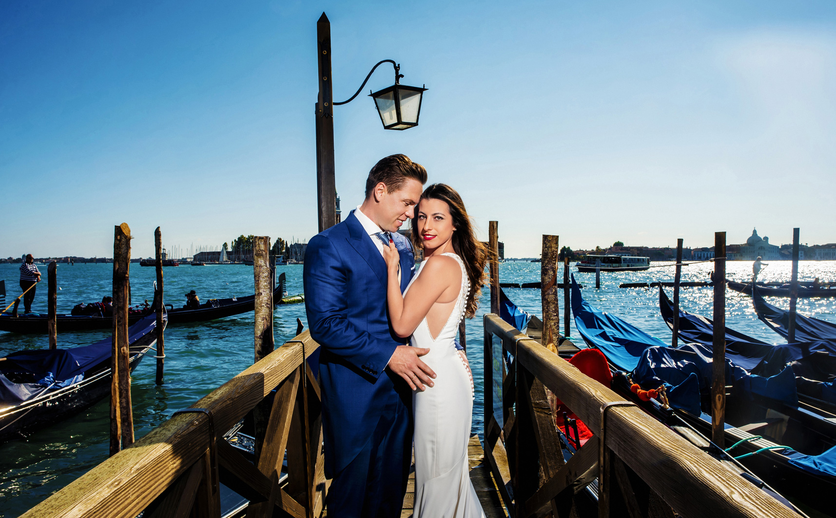 Post boda por Ginés López fotógrafos de boda en Murcía, en los muelles de Venecia.