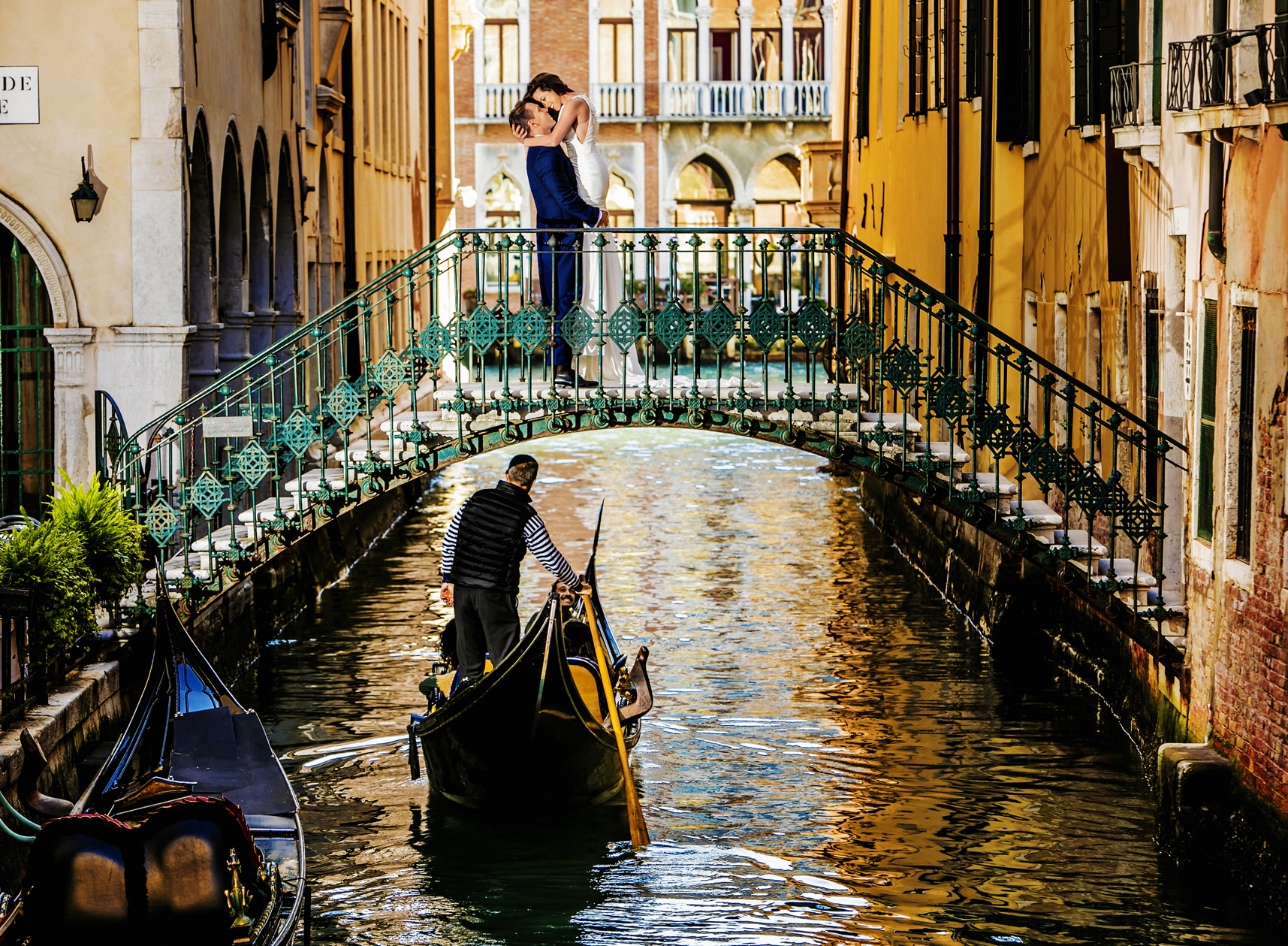 Boda por Ginés López fotógrafos de boda en Murcía, en un puente muy especial de Venecia.