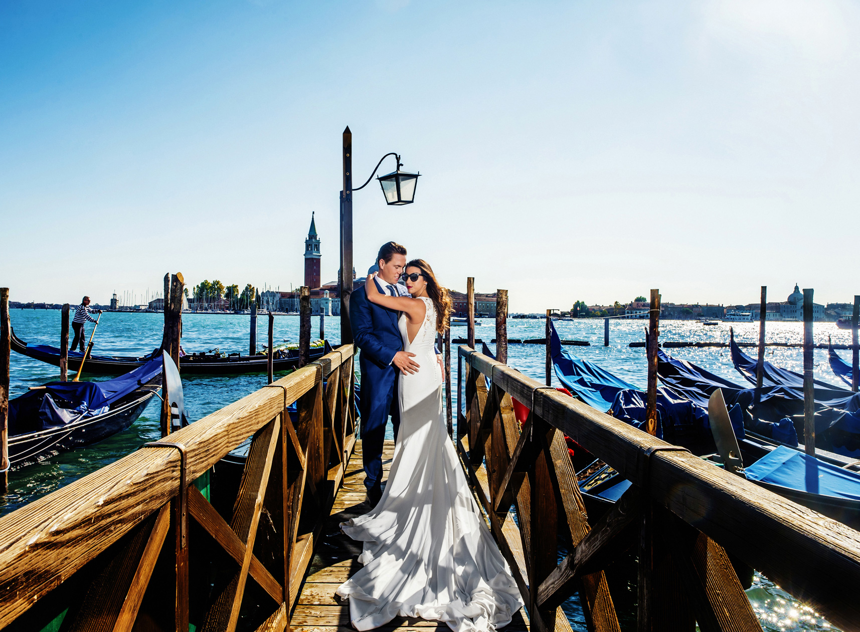 Post boda por Ginés López fotógrafos de boda en Murcía, en los muelles de Venecia.
