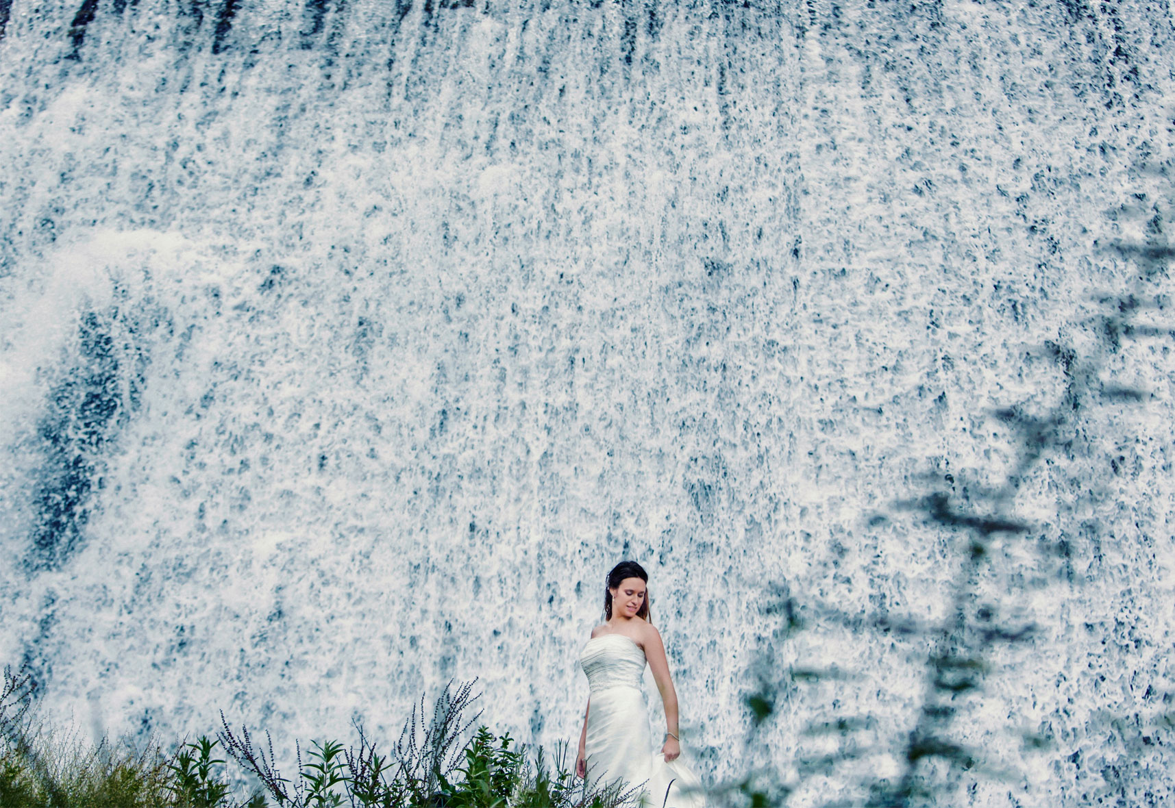 La novia en una cascada impresionante en Granada.