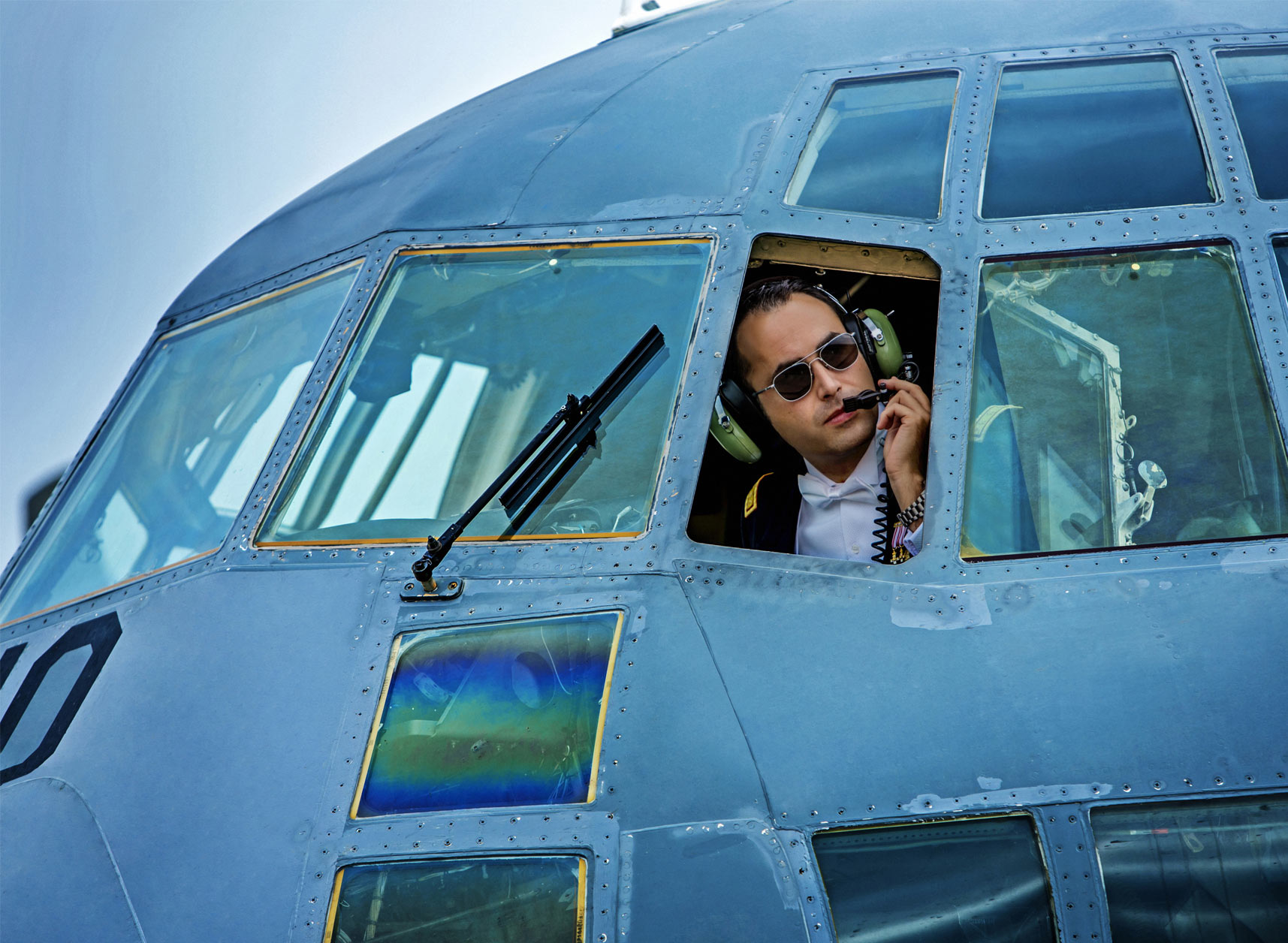 El novio posando en la cabina del avión militar con unos auriculares Bose.