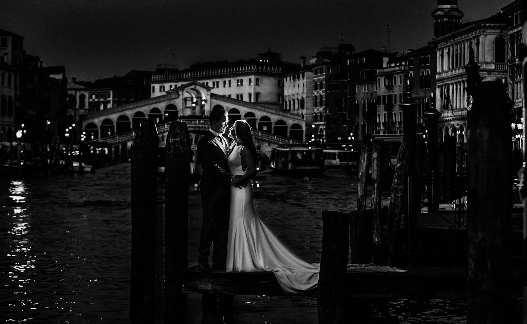 Post boda por Ginés López fotógrafos de boda en Murcía, en los muelles de puente Rialto Venecia.