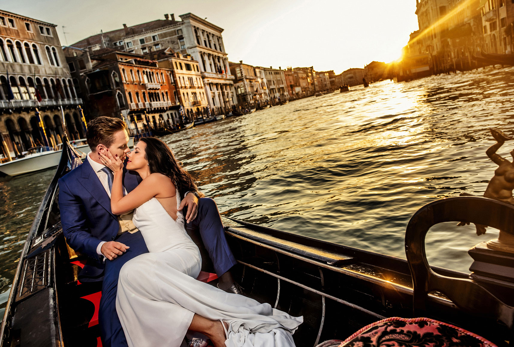 Fotógrafo de boda en Murcía, paseo en góndola en puente Rialto al atardecer por Venecia.