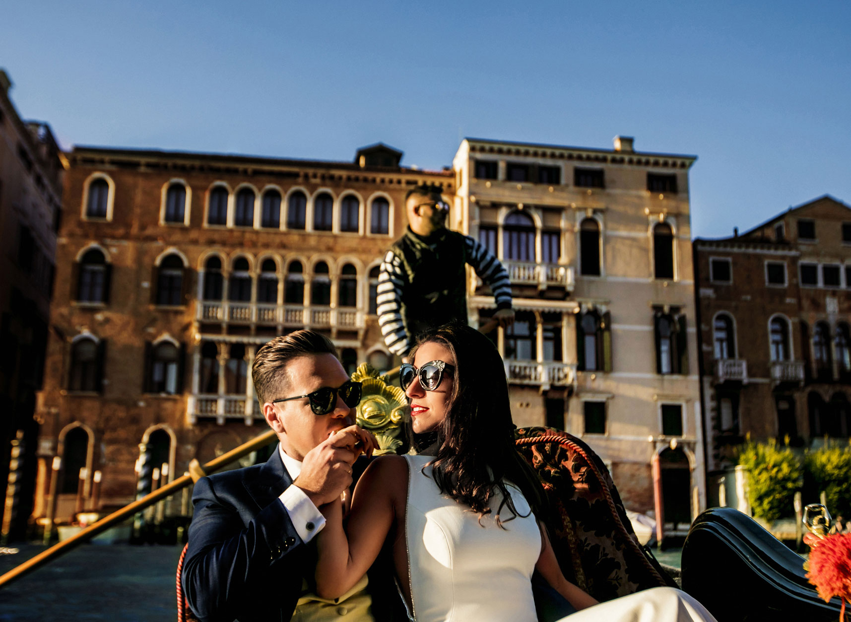 Boda por Ginés López fotógrafos de boda en Murcía, paseo en góndola por Venecia.