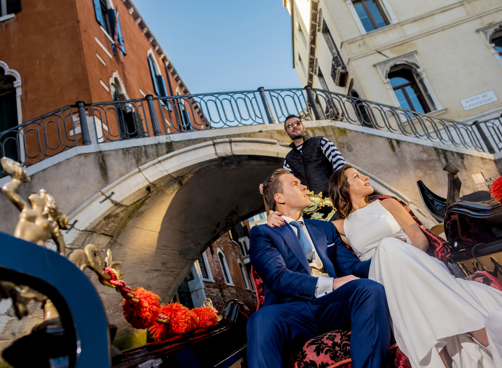 Post boda por Ginés López fotógrafos de boda en Murcía, paseo en góndola por Venecia.