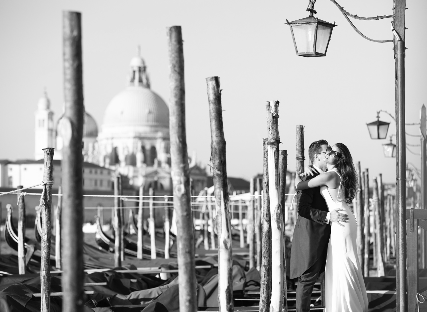 Boda por Ginés López fotógrafo de boda en Murcía, en los muelles de Venecia.