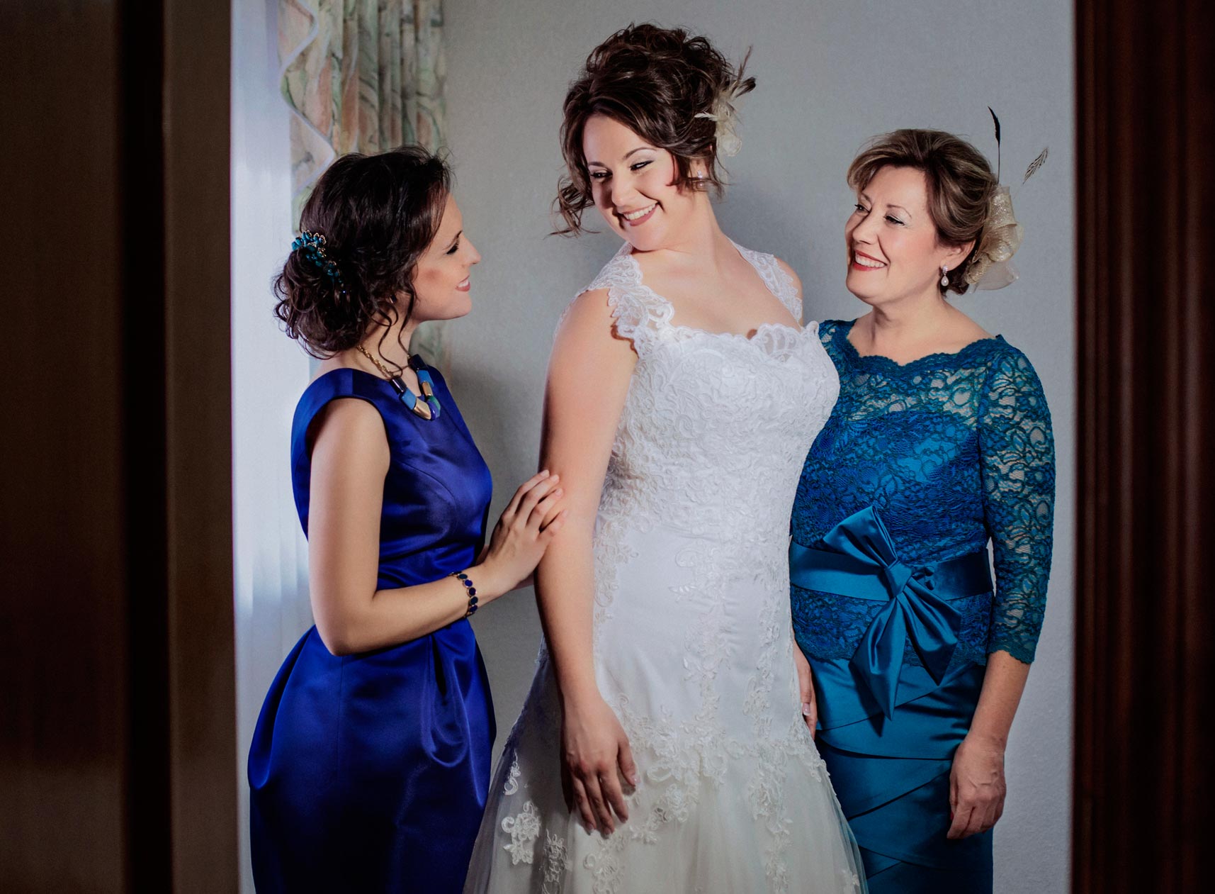 Nos encanta capturar la foto de la novia y su familia en los últimos preparativos.